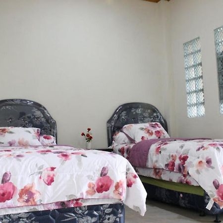 Villa Bukit Berkat Богор Экстерьер фото